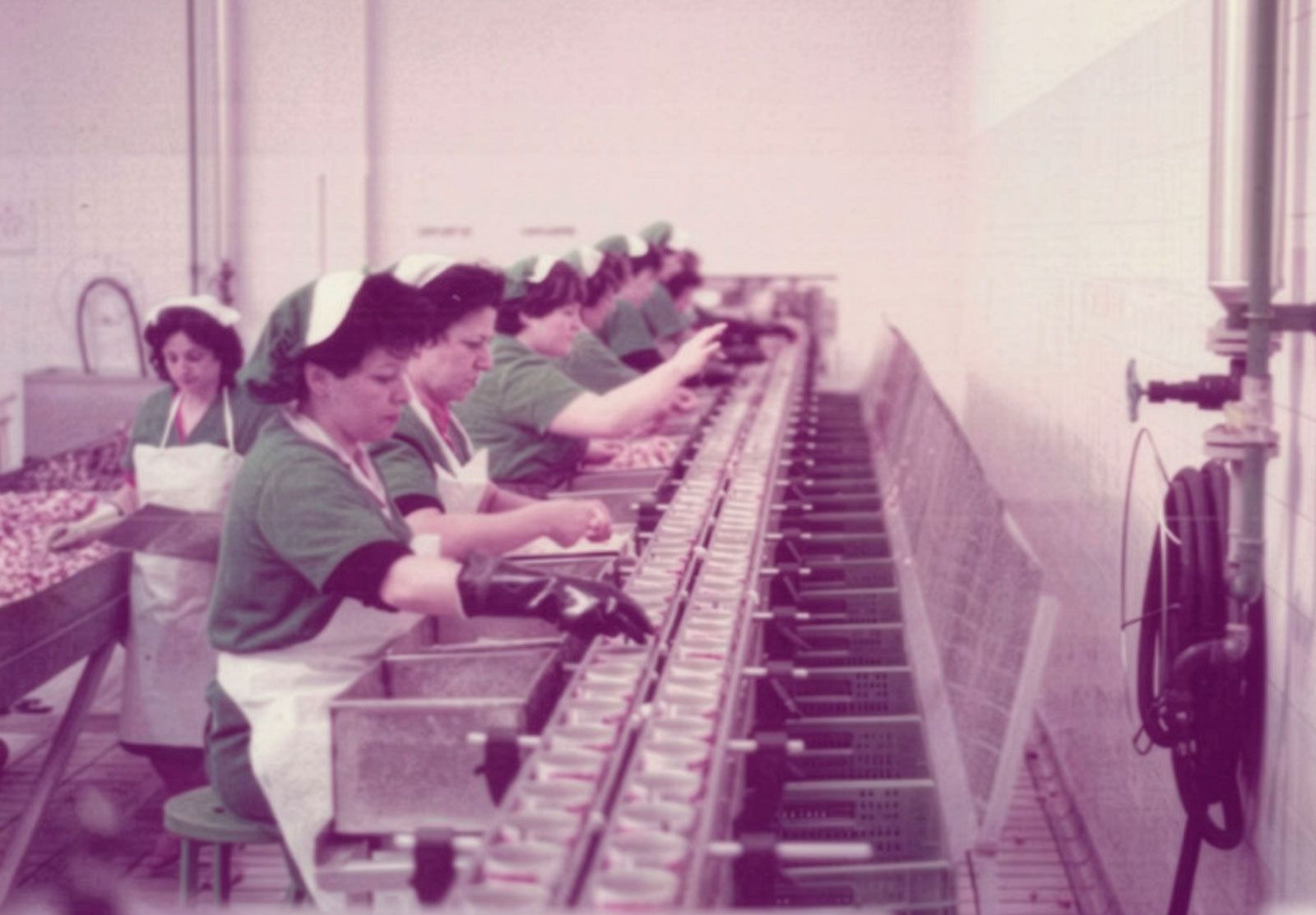 Llenado manual en fábrica, 1989.