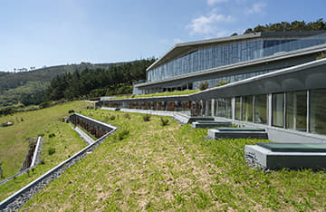 Un edificio acristalado y abierto al paisaje