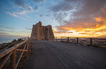 La torre Roldán, del siglo XVIII se encuentra a escasos metros del faro de Mesa Roldán