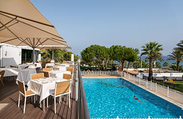 Restaurante y piscina.