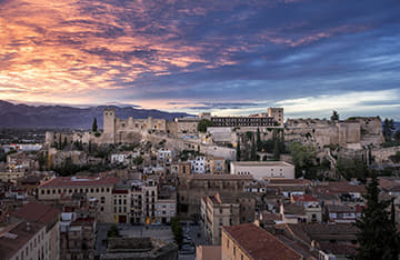 Vista de la ciudad de Tortosa con el Parador al fondo.