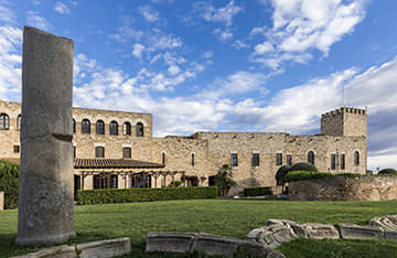 El Parador se encuentra en el recinto del castillo de la Zuda, de origen árabe.