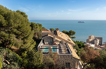 El Parador, entre el mar y el monte.