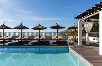 Piscina con vistas al mar.