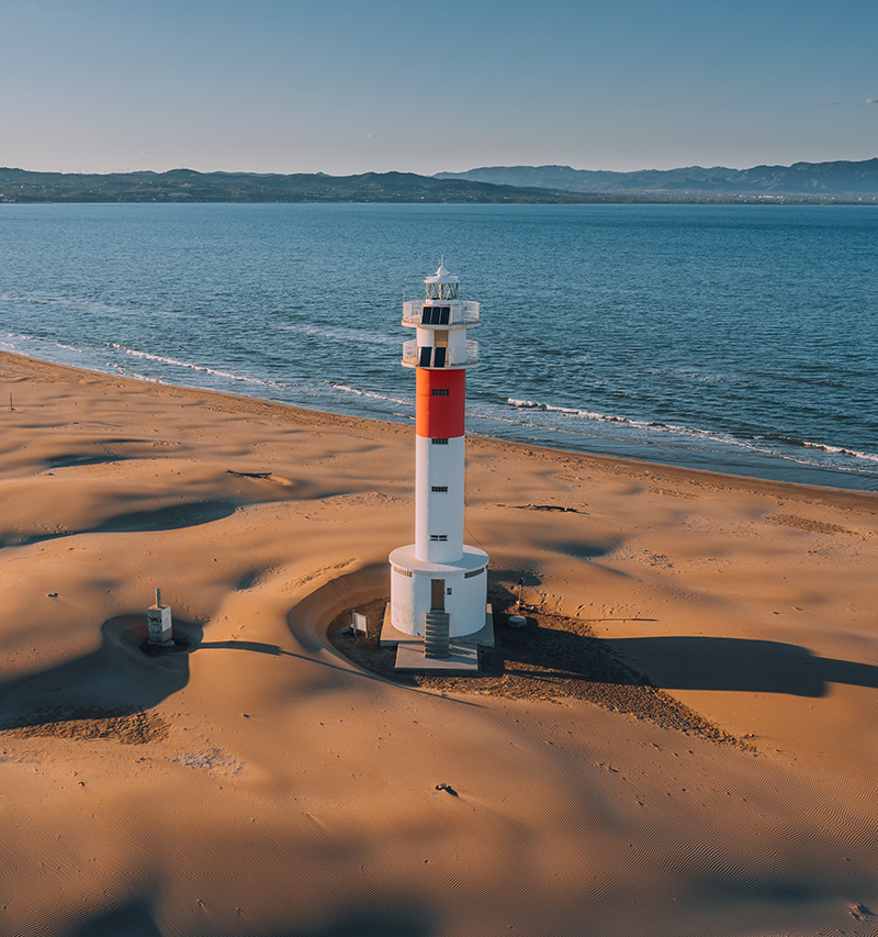 El Faro de El Fangar o La Faroleta, rodeado de dunas de arena, es el final de una de las rutas senderistas más famosas del Delta del Ebro.