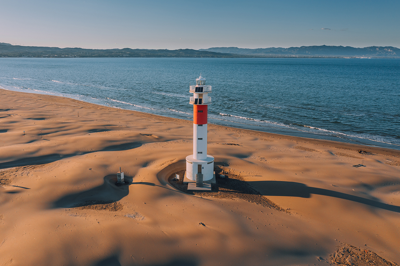 El Faro de El Fangar o La Faroleta, rodeado de dunas de arena, es el final de una de las rutas senderistas más famosas del Delta del Ebro.
