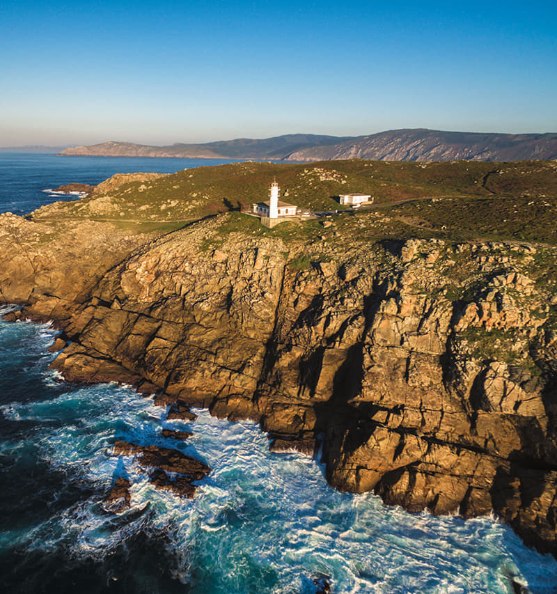 Durante dos meses al año el Faro de Touriñán es el último punto de Europa que ve el sol.