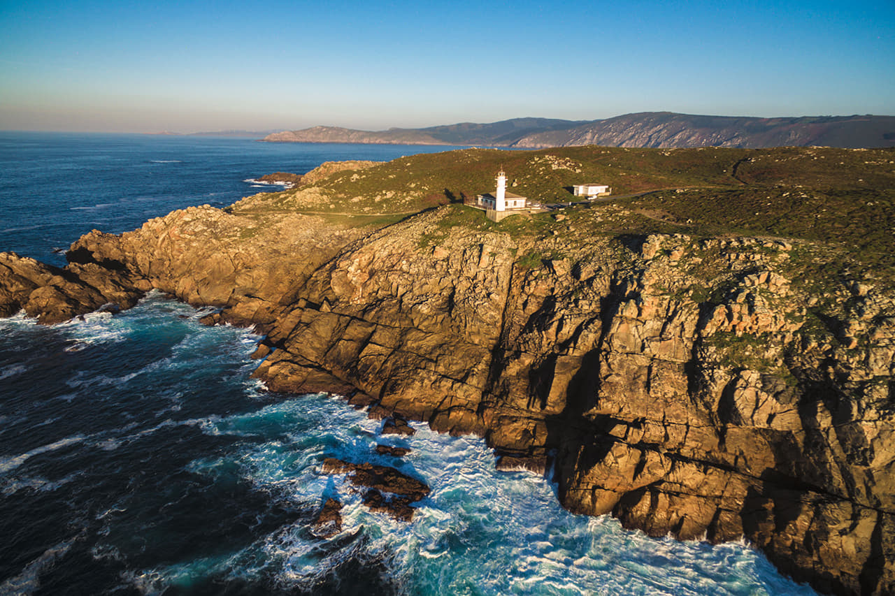 Durante dos meses al año el Faro de Touriñán es el último punto de Europa que ve el sol.