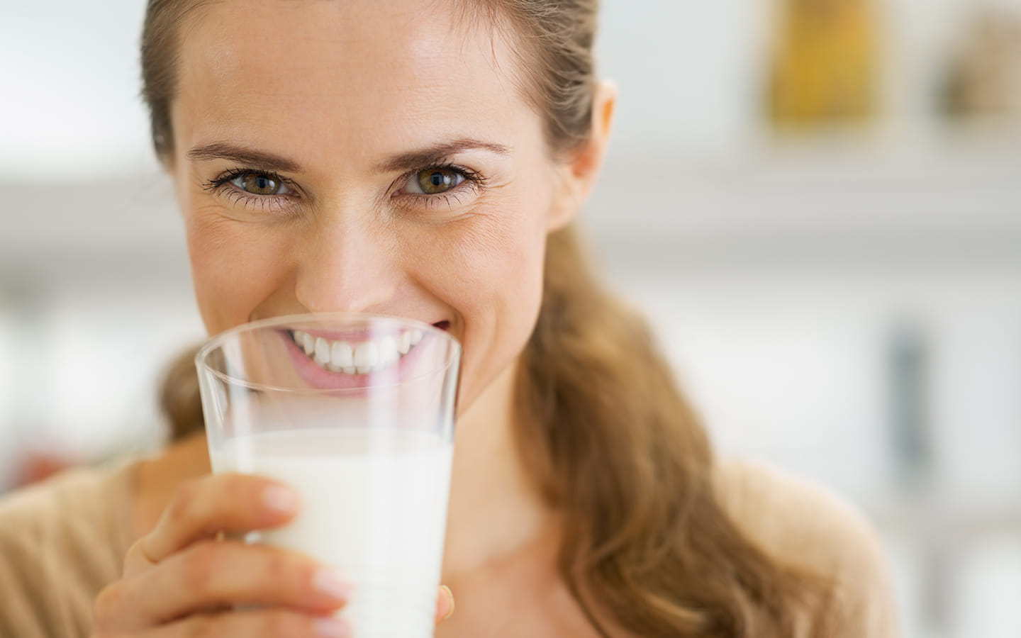 ¿Bebes leche? Si lo haces, estás de enhorabuena. La leche forma parte de la alimentación humana desde el Neolítico y sigue estando presente en el 95% de los hogares españoles. Sus múltiples beneficios para la salud hacen que sea recomendable un consumo de entre 2 y 4 raciones de productos lácteos al día, según la Organización Mundial de la Salud. Además, quienes beben leche ayudan a preservar la naturaleza y brindan su apoyo a un sector tan importante para el medio natural y la España rural.